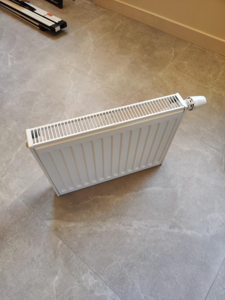 Witte radiator met thermostaatknop 50cm breed, Ophalen, Zo goed als nieuw, Radiator, 30 tot 80 cm