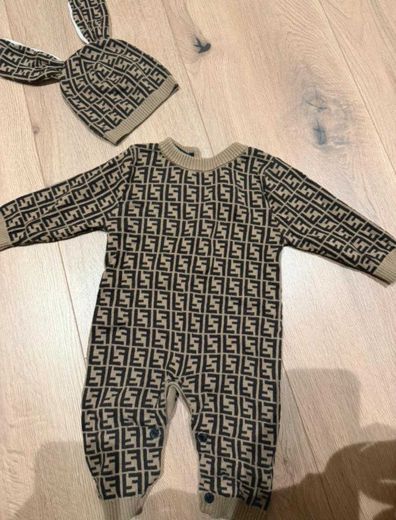 Fendi Boxpakje met bijpassende muts 6-9 maanden, Ophalen, Zo goed als nieuw, Jongetje of Meisje