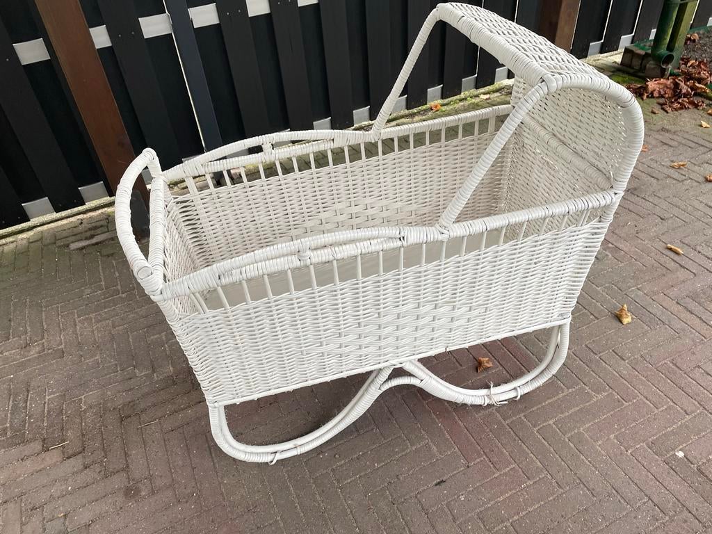 Witte rieten wieg, Kinderen en Baby's, Babywiegjes en Ledikanten, Ophalen of Verzenden, Gebruikt, Wieg