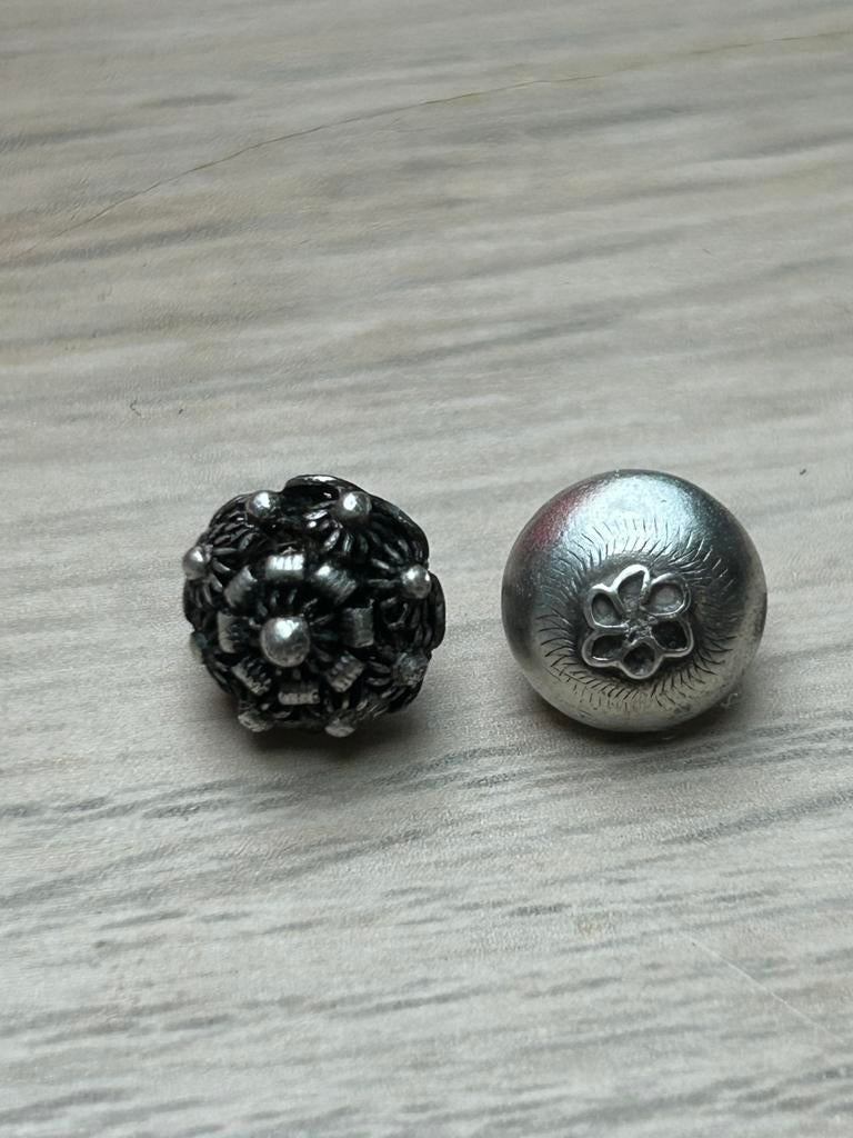Twee prachtige zilveren knopen uit 17e eeuw, Antiek en Kunst, Ophalen of Verzenden, Zilver