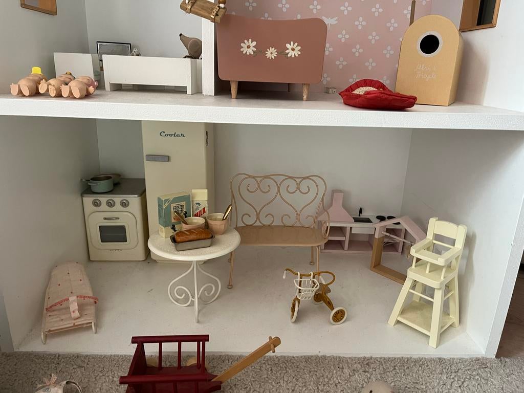 Poppenhuis met Maileg accessoires, Ophalen, Zo goed als nieuw, Poppenhuis