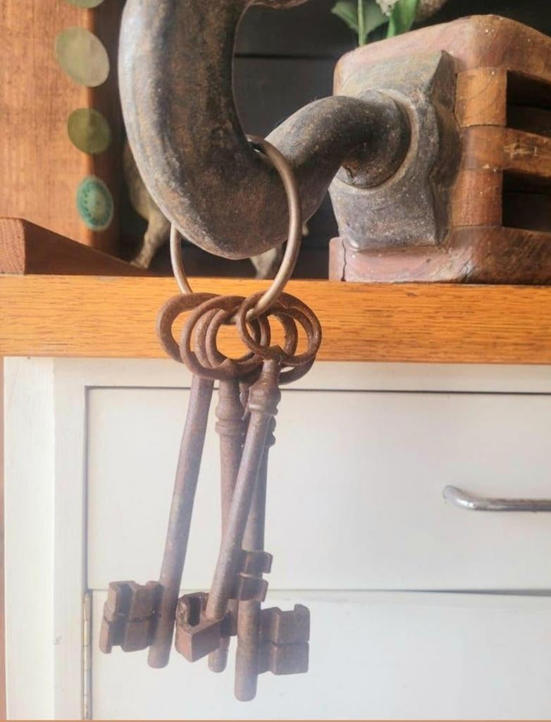 Bosje Antieke sleutels ~, Antiek en Kunst, Ophalen of Verzenden