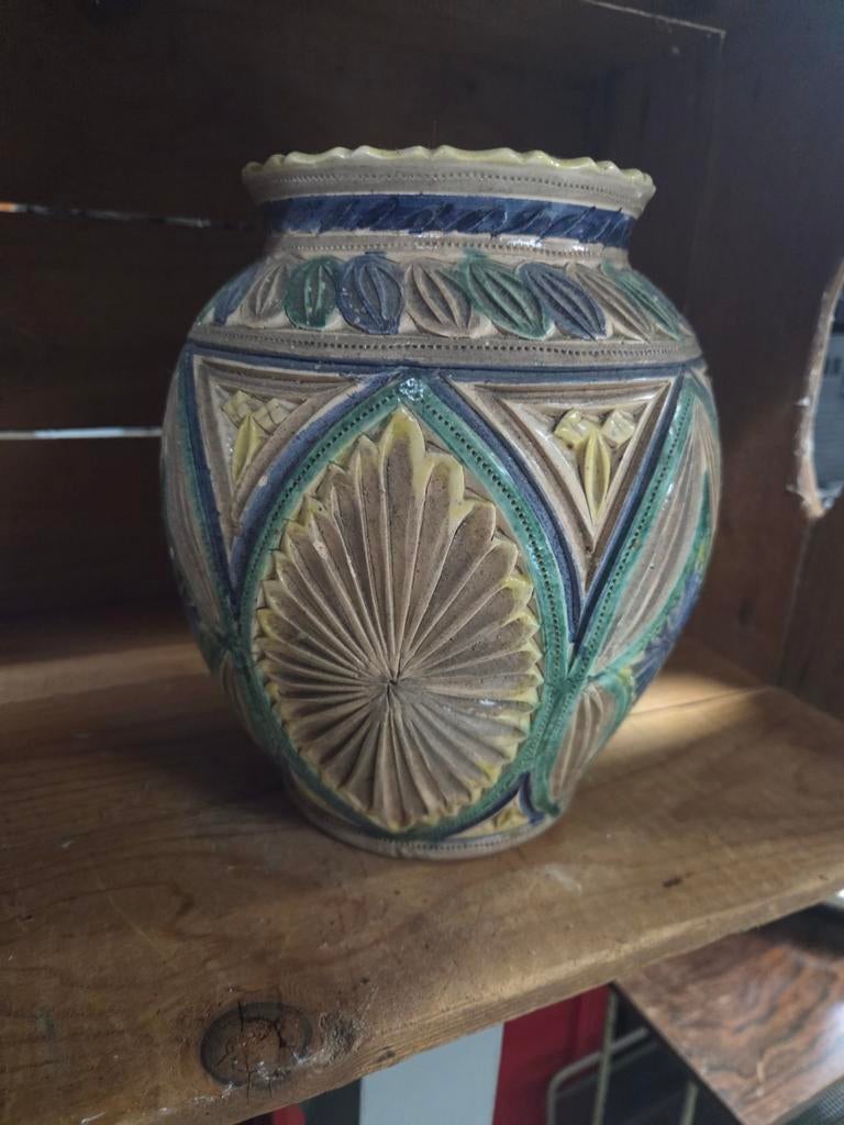 Unieke handgemaakte vaas Fries snijwerk