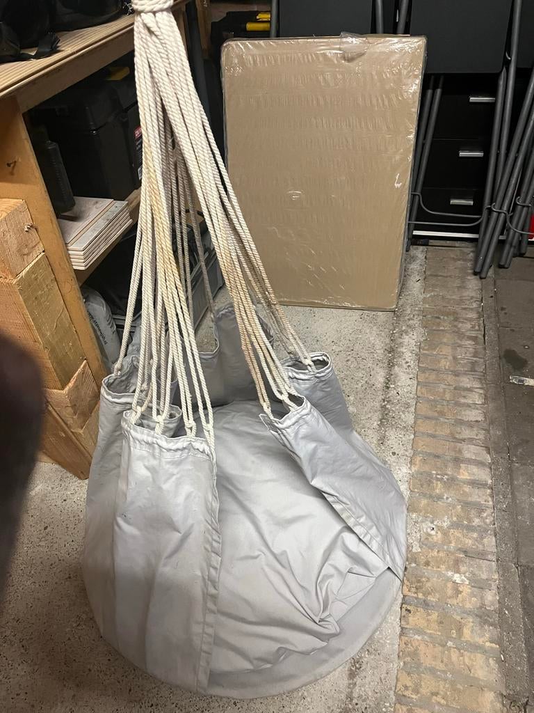 Gratis Comfortabele hangstoel in prima staat, Huis en Inrichting, Stoelen, Ophalen, Gebruikt, Eén, Stof