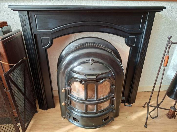 Antieke kachel gietijzer jaren 30 / schouw gereedschap / hek, Huis en Inrichting, Haarden, Gebruikt, Houthaard, Ophalen