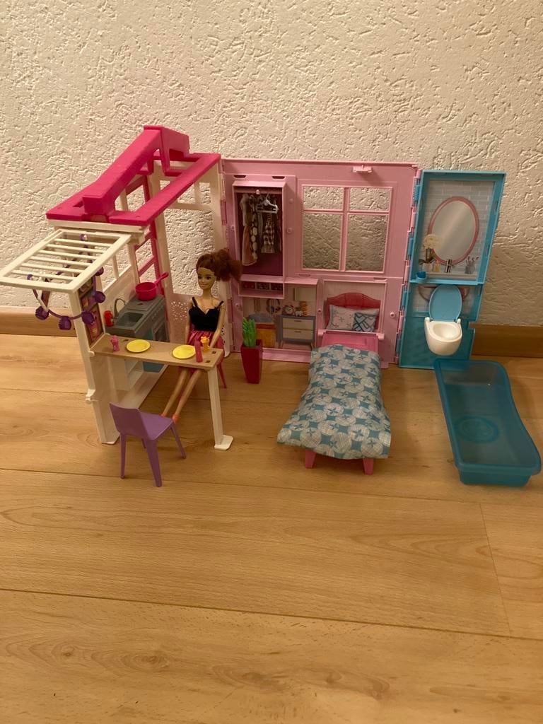 Compleet barbiehuis, winkel, scooter en paardjes, Kinderen en Baby's, Speelgoed | Poppenhuizen, Ophalen of Verzenden, Zo goed als nieuw