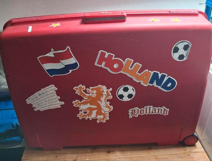 Delsey grote rode hardcase reiskoffer op wieltjes, Sieraden, Tassen en Uiterlijk, Koffers, Gebruikt, Hard kunststof, 70 cm of meer