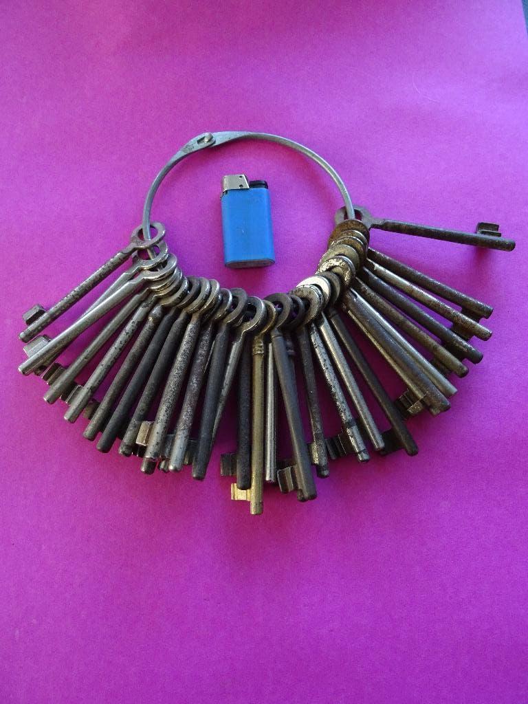 GROTE RING MET 30 OUDE ANTIEKLE SLEUTELS SLEUTEL SLOT SLOTEN, Antiek en Kunst, Ophalen of Verzenden