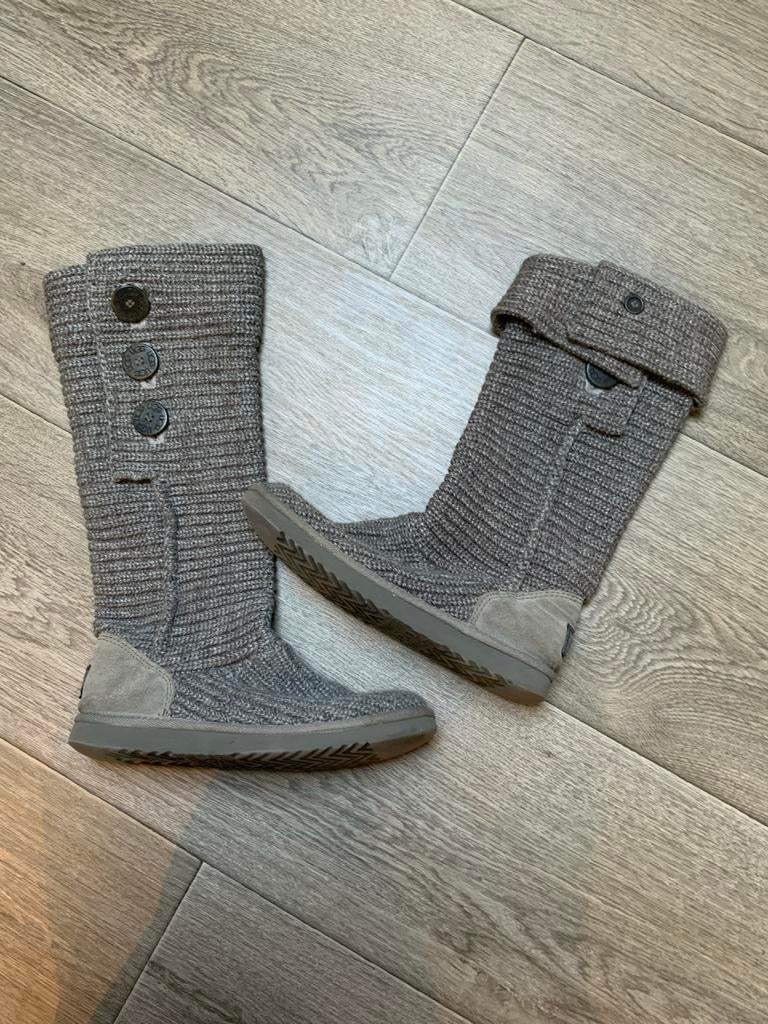 Gebreide Uggs schoenen grijs maat 40, Kleding | Dames, Schoenen, Ophalen of Verzenden, Gedragen, Grijs, Lage of Enkellaarzen