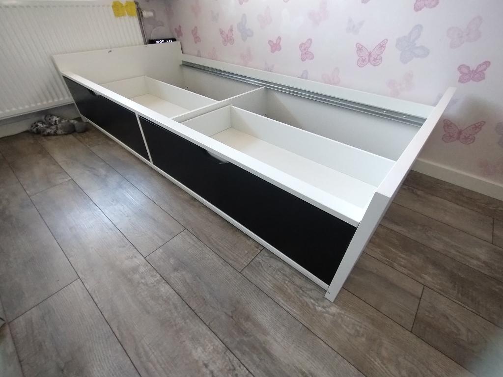 Wit bed met 2 zwarte lades, Ophalen, Gebruikt, 90 cm, Eenpersoons