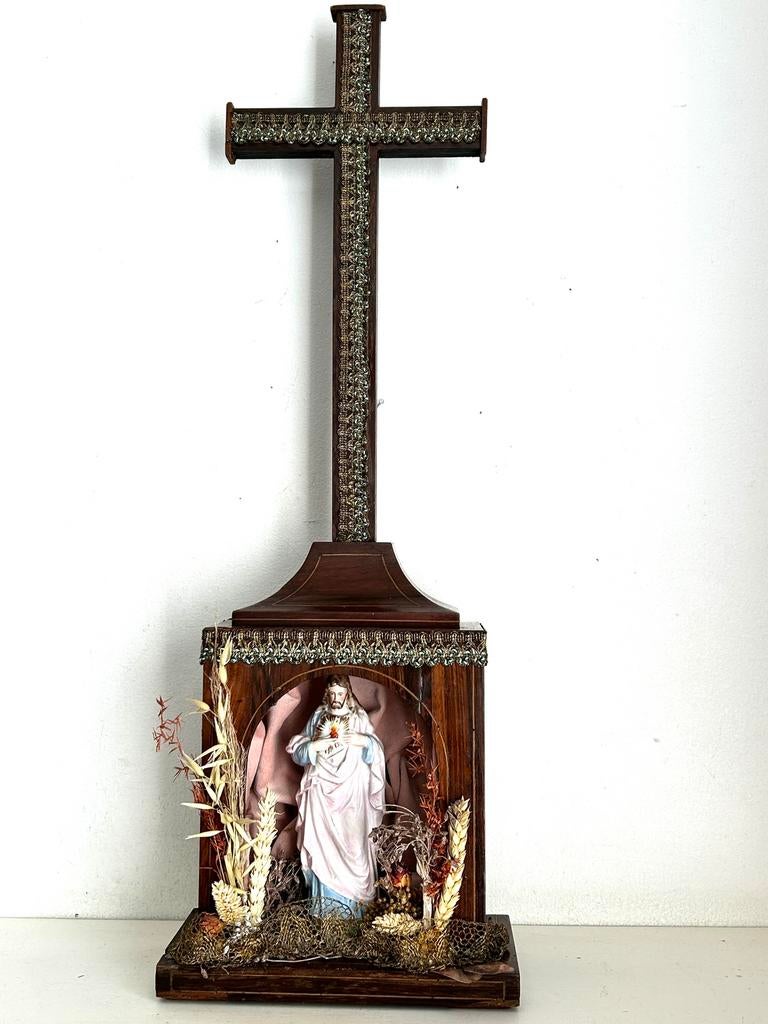 Antiek groot kruisbeeld altaar biscuit beeldje Jezus 20 euro, Ophalen