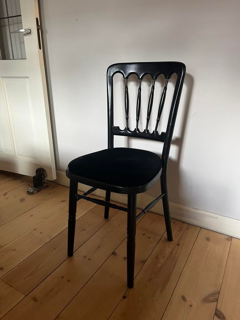 Zwarte napoleon stoel, houten frame, velvet zitting, Huis en Inrichting, Stoelen, Vintage, Zo goed als nieuw, Napoleon, Eén