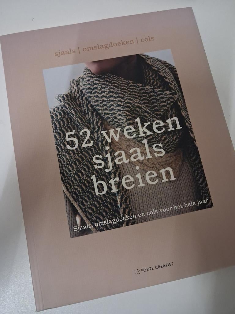 52 Weken Sjaals Breien - Boek met patronen, Ophalen of Verzenden, Zo goed als nieuw, Breien, Patroon of Boek