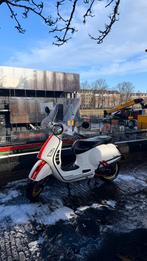 Special edition vespa 300 GTS Malossi, Fietsen en Brommers, Scooters | Vespa, Ophalen of Verzenden, Zo goed als nieuw, Benzine