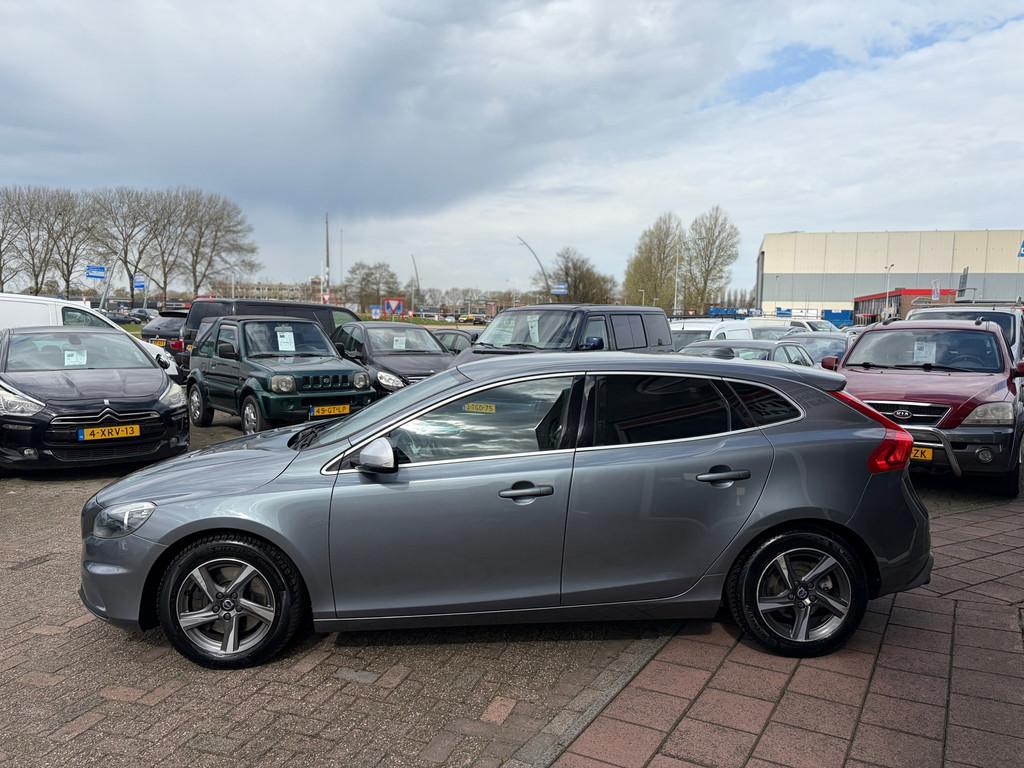 Volvo V40 2.0 D4 R-Design - Half Leder - Navi - Cruise - 201, Auto's, Volvo, Voorwielaandrijving, Euro 5, Gebruikt, Zwart