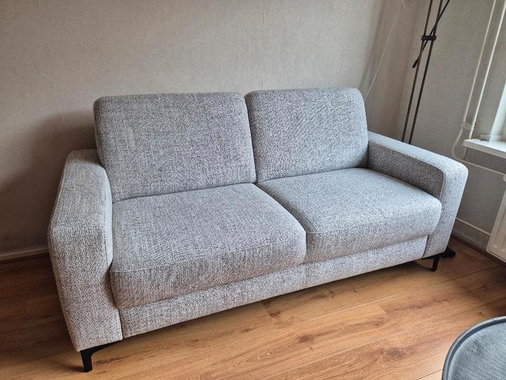 Mirtho 2 zitsbank grijs/beige - nieuw + garantie - MOET WEG, Huis en Inrichting, Banken | Bankstellen, Nieuw, Rechte bank, Tweepersoons