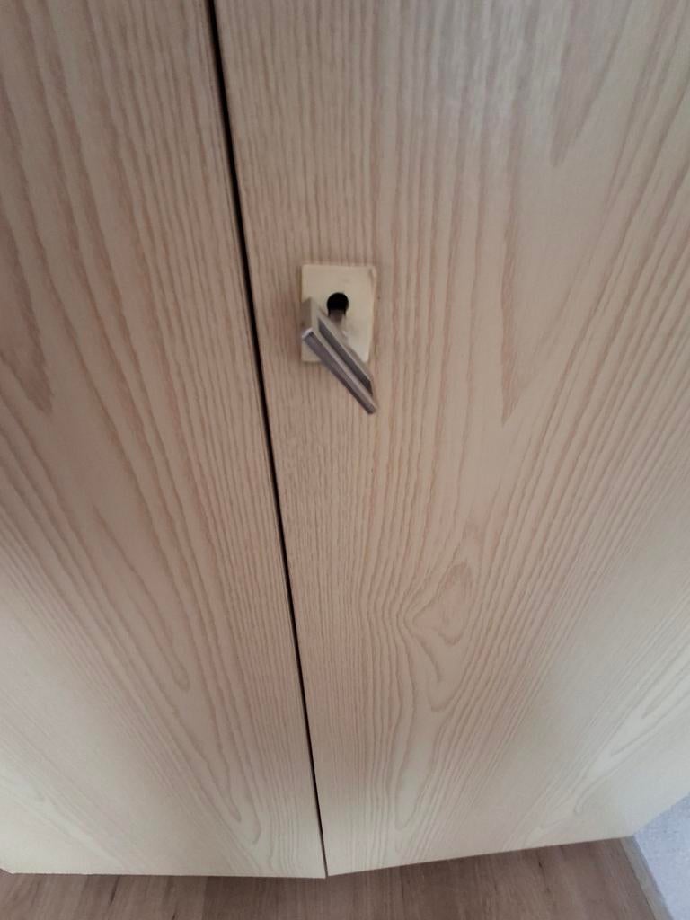 Kledingkast tweedeurs, met slot, Huis en Inrichting, Kasten | Roldeurkasten en Archiefkasten, Ophalen, 50 tot 100 cm, Zo goed als nieuw