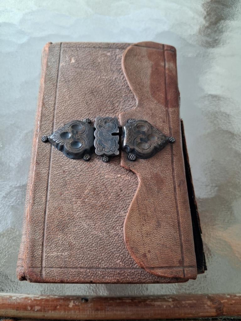 Antiek bijbeltje met zilveren sluiting uit 1854 uit boedelru, Antiek en Kunst, Antiek | Boeken en Bijbels, Ophalen of Verzenden