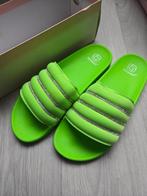 Neon Groene Slippers met Glitter - Zo Goed Als Nieuw, Kleding | Dames, Schoenen, Slippers, Ophalen of Verzenden, Zo goed als nieuw