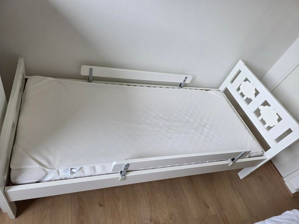 Peuterbed met lattenbodem en matras, wit, 70x160 cm, 70 tot 85 cm, 140 tot 160 cm, Zo goed als nieuw, Ophalen