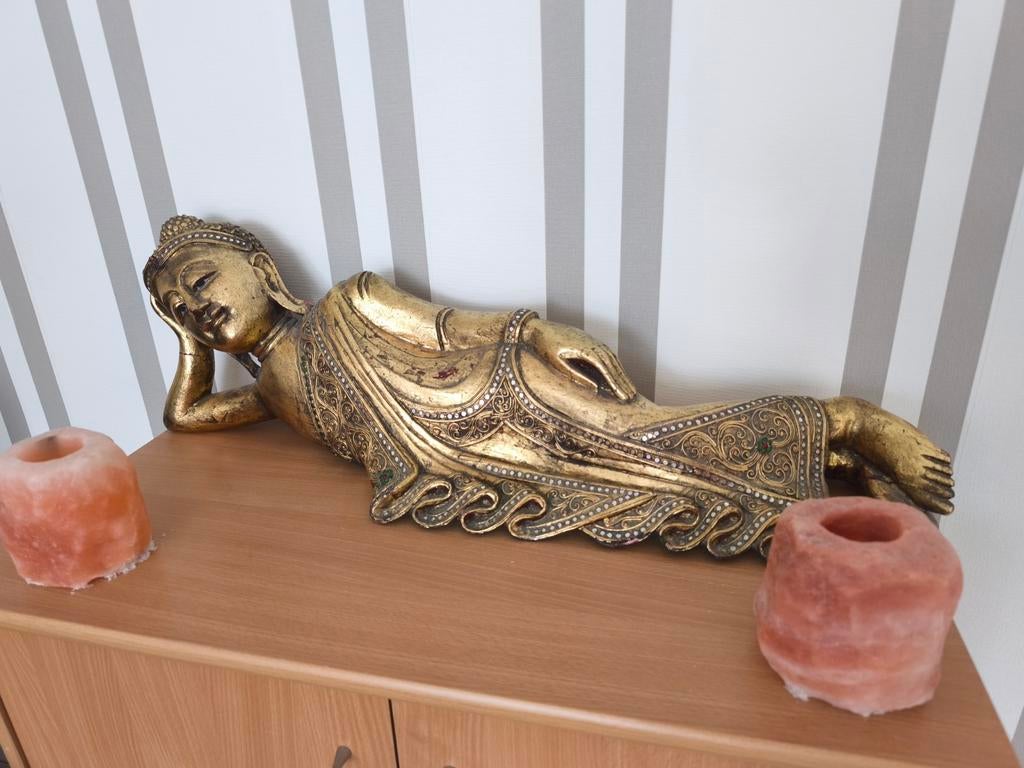 Goudkleurige rustende Boeddha met decoratieve stenen, Ophalen