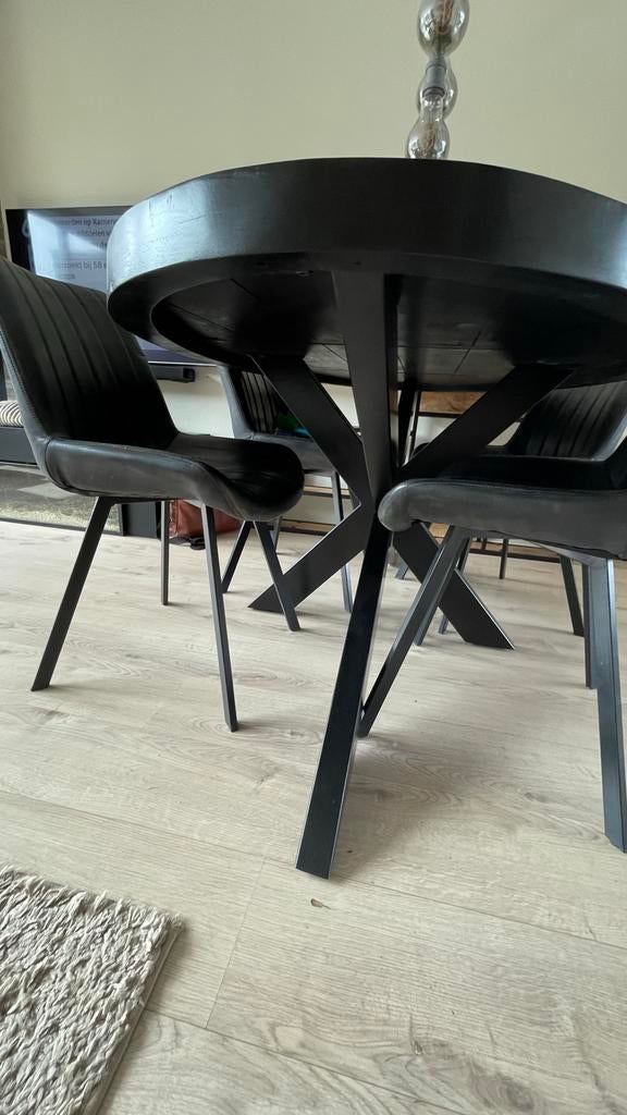 Ovale eettafel mangohout zwart met 4 stoelen, 100 tot 150 cm, Nieuw, Ophalen of Verzenden, 150 tot 200 cm
