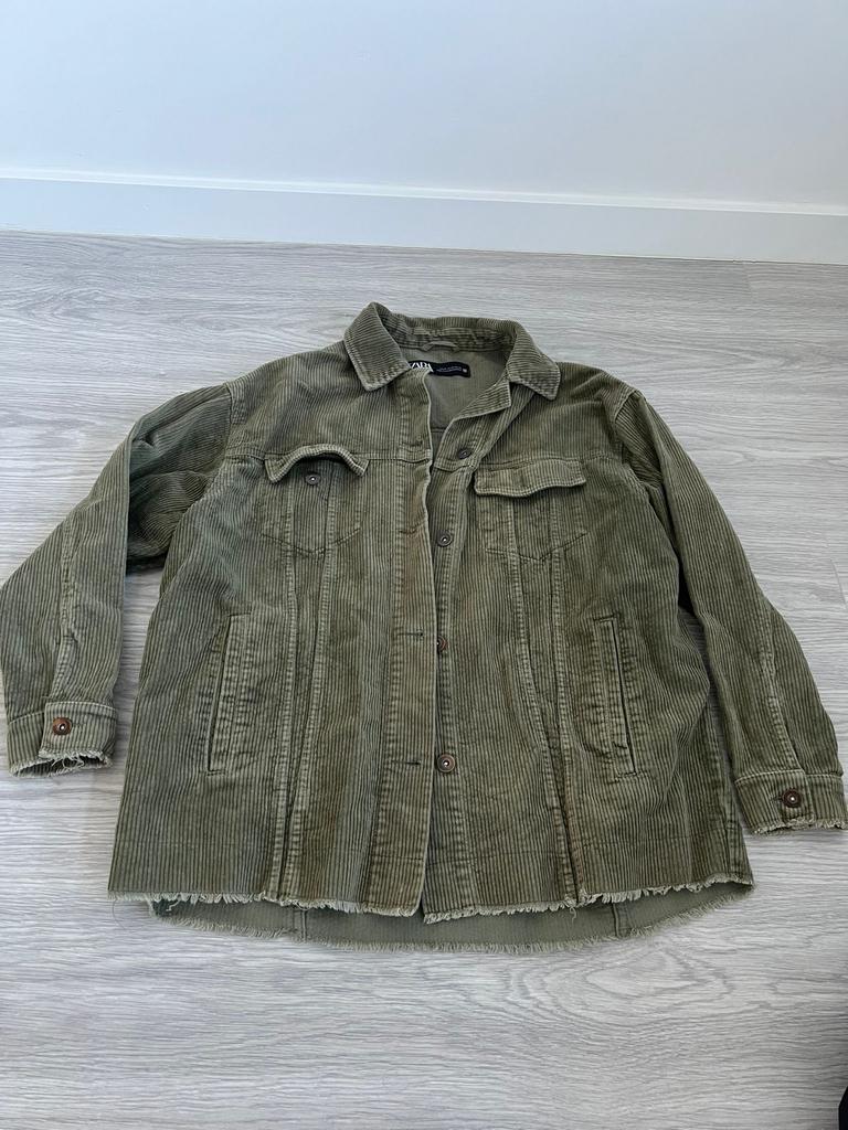 Zara ribfluwelen overshirt/jasje in maat XS, Kleding | Dames, Jassen | Zomer, Zo goed als nieuw, Maat 34 (XS) of kleiner, Groen