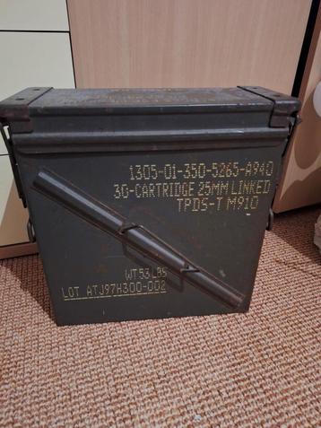 Grote Munitiekist 30 cartridge 25mm linked beschikbaar voor biedingen