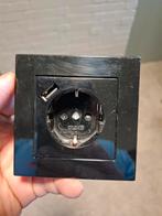 Jung stopcontact  zwart met usb en inbouw wit, Doe-het-zelf en Verbouw, Elektra en Kabels, Ophalen of Verzenden, Zo goed als nieuw