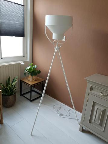 Witte Tripod Lamp  beschikbaar voor biedingen