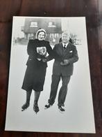 Prinses Juliana op het ijs met Staatsraad Mr. J.B. Kan 1940, Nederland, Ophalen of Verzenden, Zo goed als nieuw, Kaart, Foto of Prent