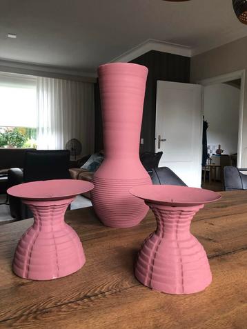 Vaas met 2 kandelaars beschikbaar voor biedingen
