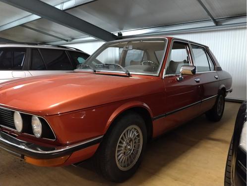BMW E12 525 handgeschakeld 1977 zeer mooi robijnrood 158000k, Auto's, BMW, Particulier, 5-Serie, Lichtmetalen velgen, Metallic lak