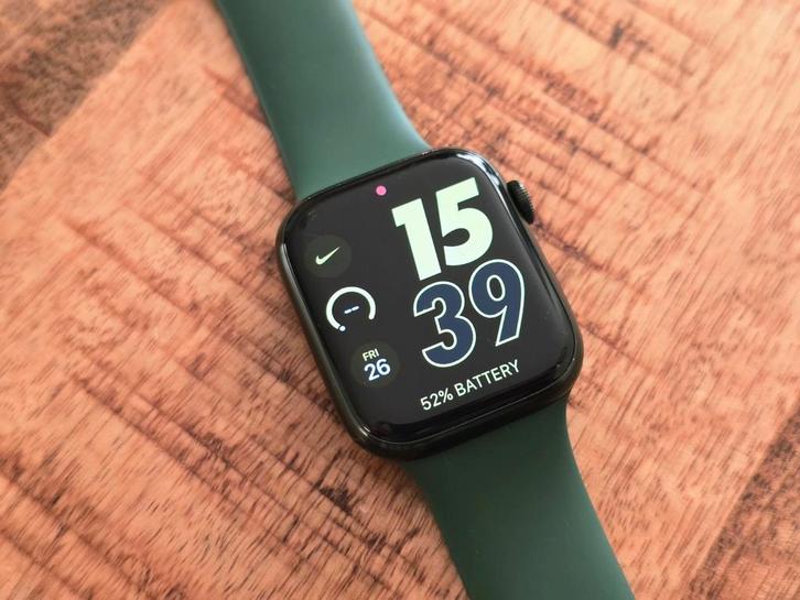 Apple Watch Series 7 45mm + 2 Bandjes, Sieraden, Tassen en Uiterlijk, Smartwatches, Gebruikt, iOS, Groen, Afstand, Calorieverbanding
