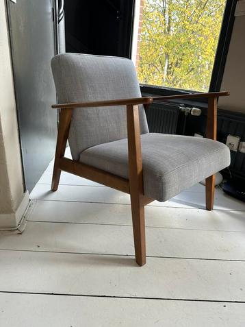Grijze retro fauteuil met houten armleuningen beschikbaar voor biedingen
