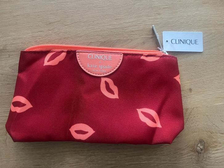 Clinique toilettas nieuw met kaartje, Sieraden, Tassen en Uiterlijk, Toilettassen, Nieuw, Dame, Rood, Ophalen of Verzenden