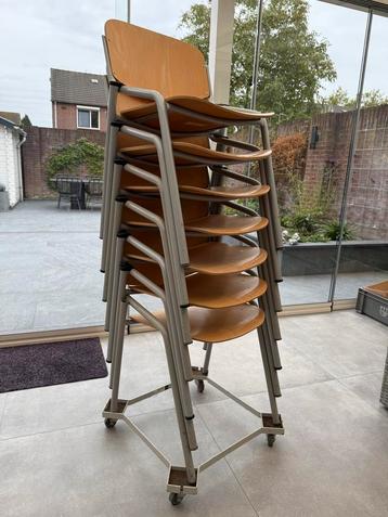 Stapelbare stoelen (7 stuks) incl transport wagen beschikbaar voor biedingen