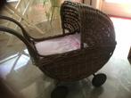 Poppenwagen met strikken ne matrasje , hnd gemakt, Kinderen en Baby's, Speelgoed | Poppen, Ophalen of Verzenden, Zo goed als nieuw