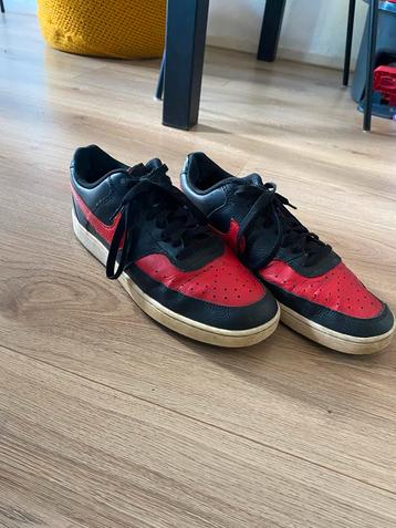 Nike Sneakers Zwart/Rood beschikbaar voor biedingen
