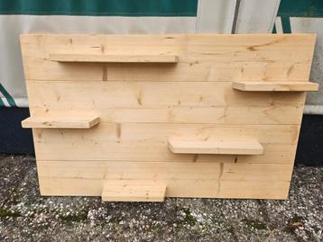 Houten wandplank met 5 plankjes beschikbaar voor biedingen