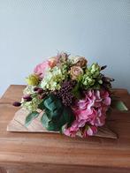 Mooi bloemstuk opgemaakt op emaille met houten plateau, Ophalen of Verzenden