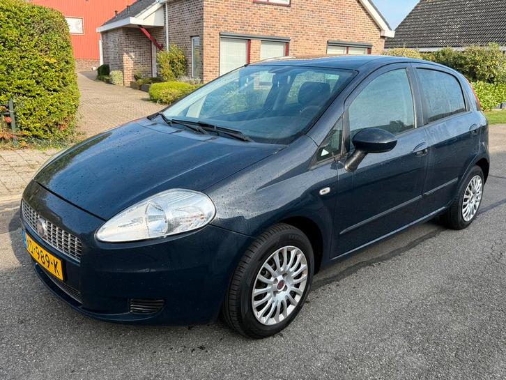 Te Koop Fiat punto - Lange apk - Goed rijdend, Auto's, Fiat, Bedrijf, Punto, Benzine, Euro 6, Sedan, Handgeschakeld, Zwart, Onderhoudsboekje
