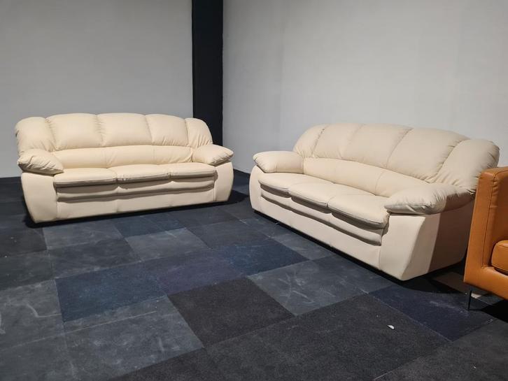 Nieuwe trendy 2x 3 zits bank in stevig creme lederlook., Huis en Inrichting, Banken | Bankstellen, Nieuw, Ophalen of Verzenden