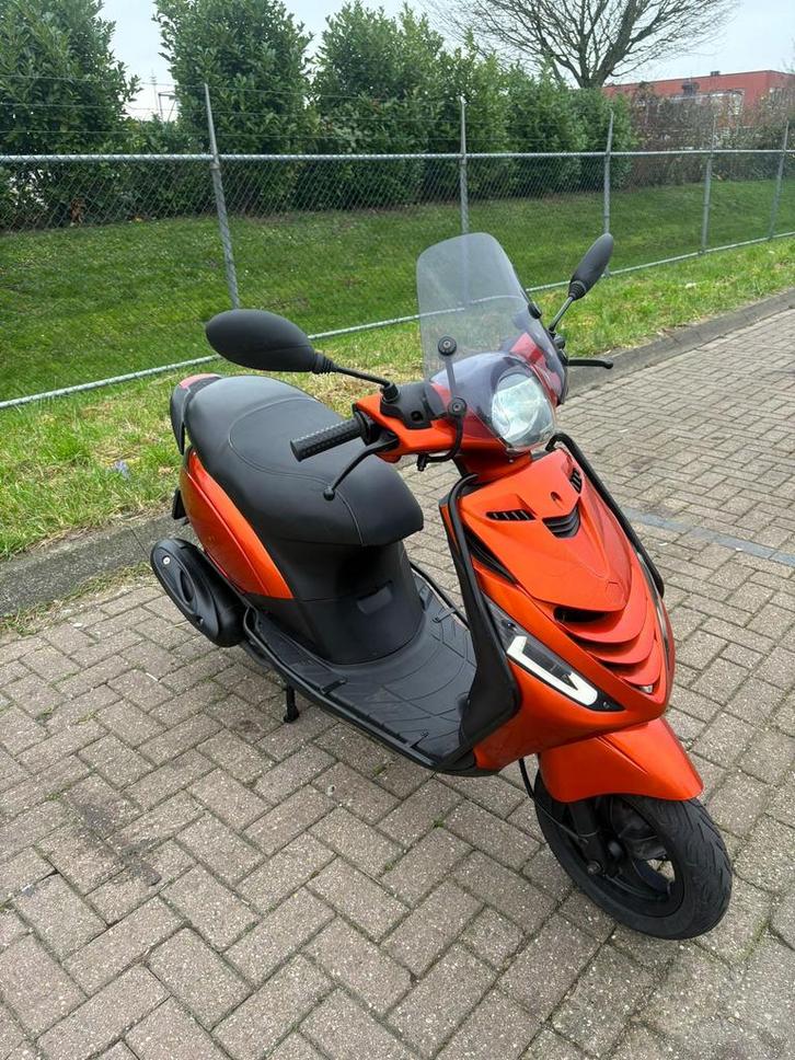 Piaggo zip zip sp organje 2016, Fietsen en Brommers, Scooters | Piaggio, Zo goed als nieuw, Zip, Maximaal 45 km/u, Benzine, Ophalen
