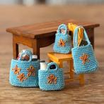 Zelf gehaakte tasjes poppenhuis, Verzamelen, Poppenhuizen en Toebehoren, Ophalen of Verzenden, Zo goed als nieuw, Poppenhuis