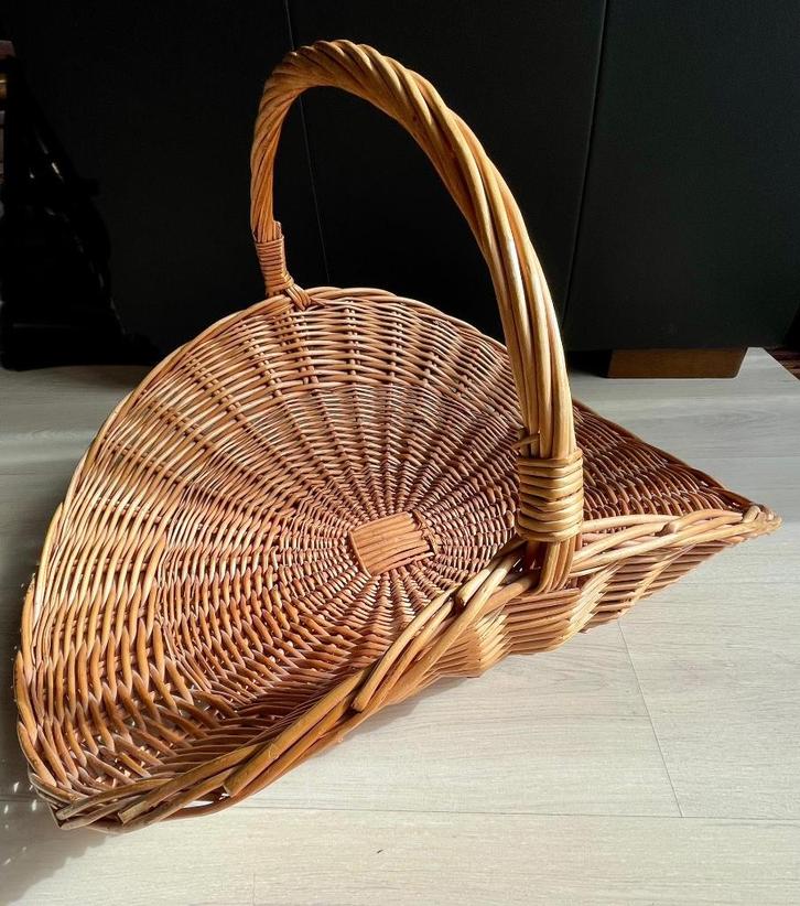 Grote Vintage handgemaakte rotan LECTUURMAND, Huis en Inrichting, Woonaccessoires | Krantenbakken en Lectuurbakken, Zo goed als nieuw