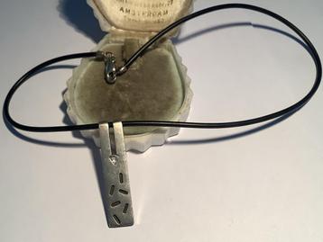 ZILVER  HANGER MET EDELSTEEN AAN ZWARTE KETTING, ZILVER SLOT beschikbaar voor biedingen