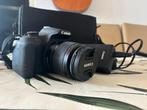 (NIEUW) Canon EOS 2000D + stand, 2 memory and tas, Ophalen of Verzenden, Zo goed als nieuw, Canon, 8 keer of meer