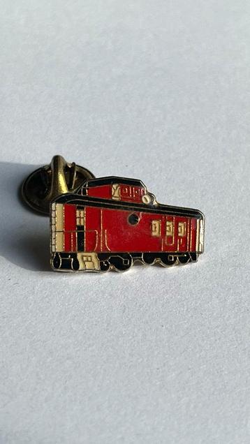 Vintage treinwagon pin beschikbaar voor biedingen