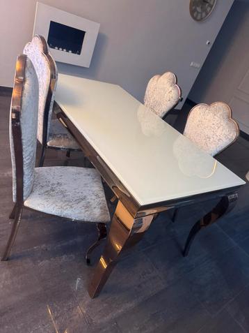glazen eettafel met 4 fluwelen stoelen rosékleurige poten beschikbaar voor biedingen